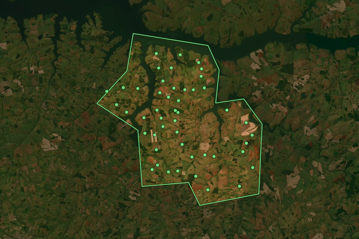 Imagem de satélite de Cardoso (SP), com o contorno do município e a posição dos imóveis desta página.
