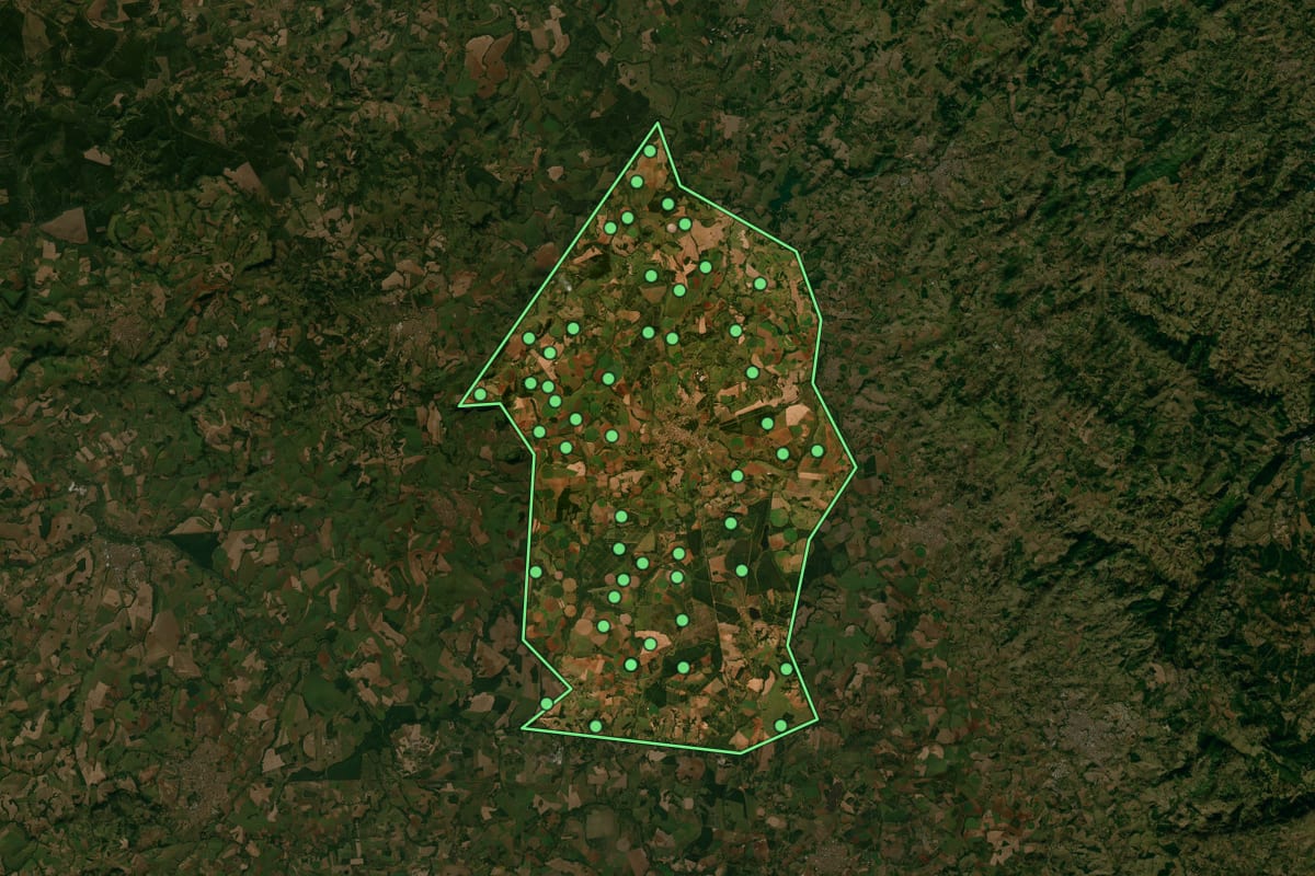Imagem de satélite de Casa Branca (SP), com o contorno do município e a posição dos imóveis desta página.