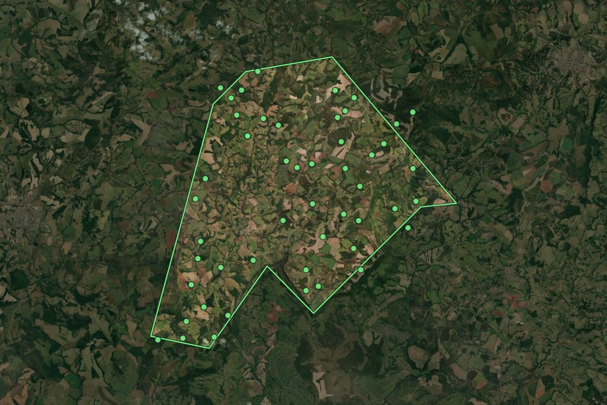 Imagem de satélite de Cássia dos Coqueiros (SP), com o contorno do município e a posição dos imóveis desta página.