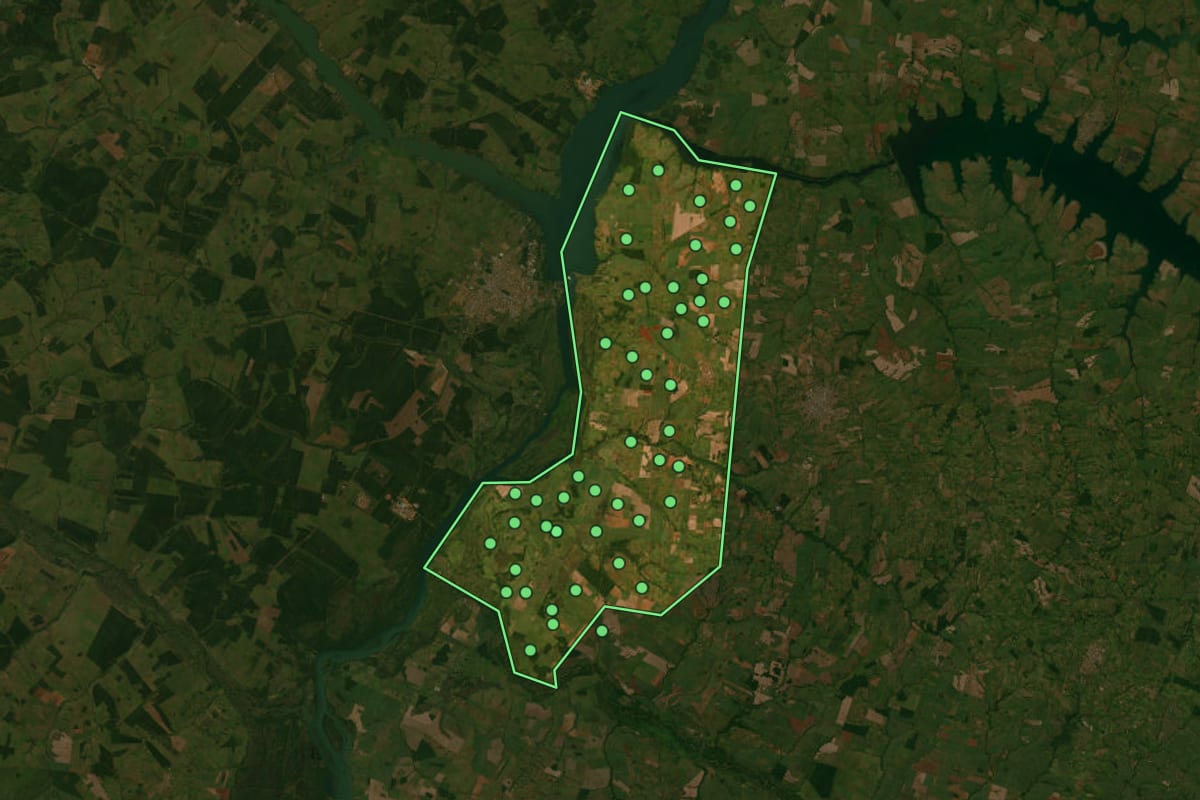 Imagem de satélite de Castilho (SP), com o contorno do município e a posição dos imóveis desta página.
