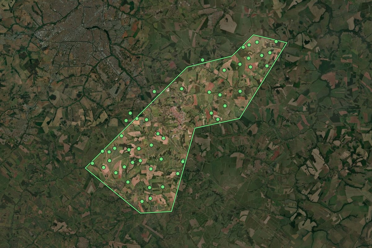 Imagem de satélite de Cedral (SP), com o contorno do município e a posição dos imóveis desta página.