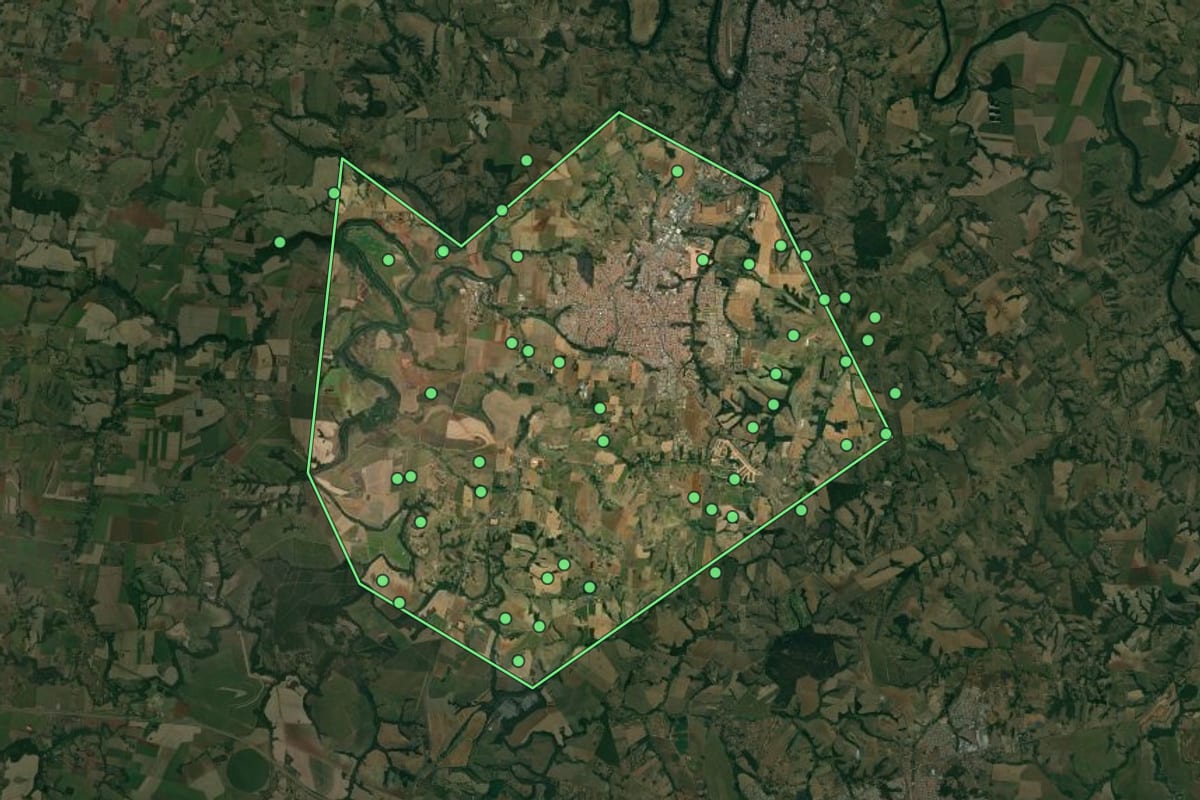 Imagem de satélite de Cerquilho (SP), com o contorno do município e a posição dos imóveis desta página.