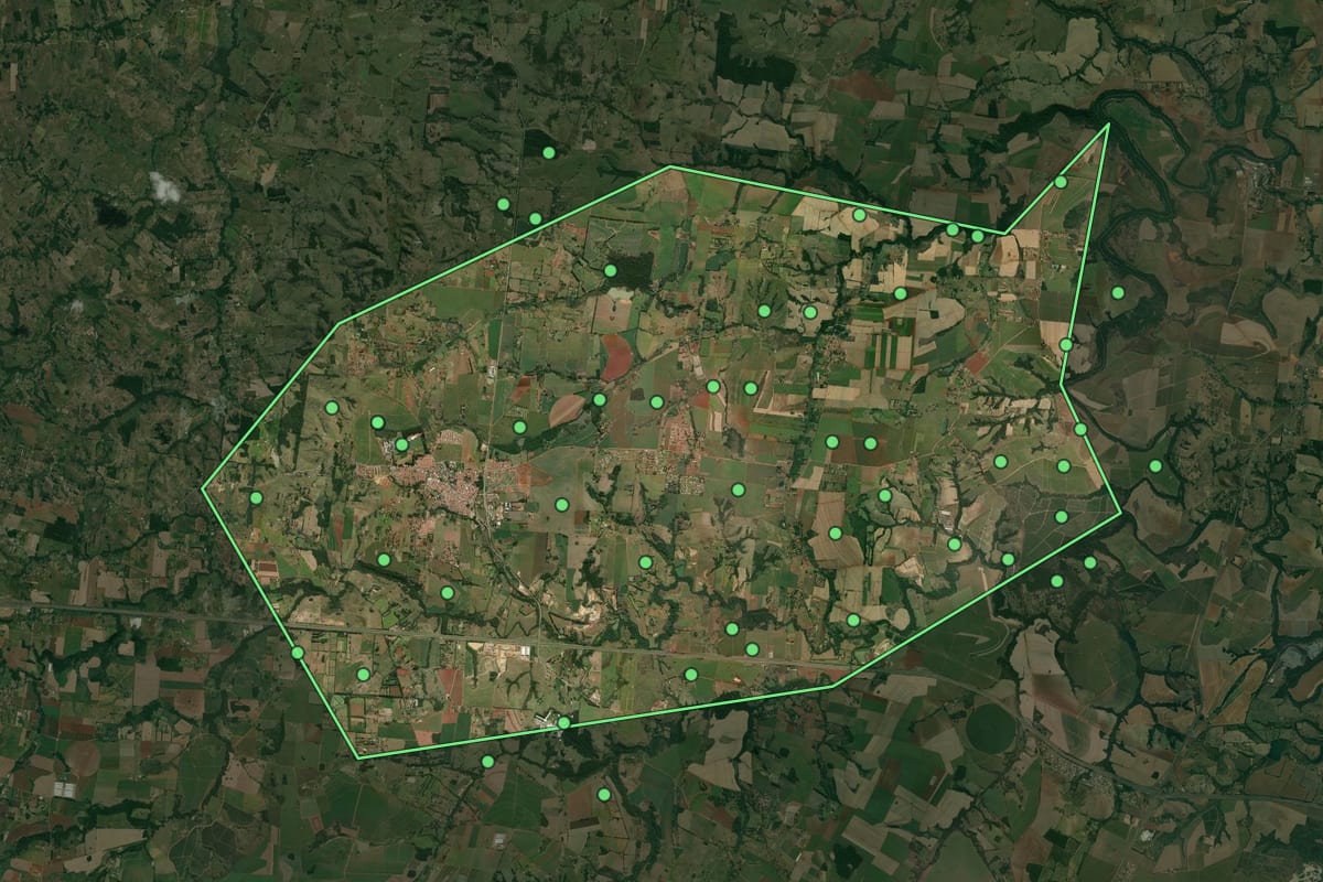 Imagem de satélite de Cesário Lange (SP), com o contorno do município e a posição dos imóveis desta página.