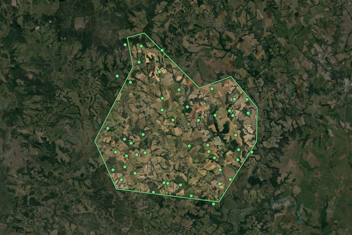 Imagem de satélite de Charqueada (SP), com o contorno do município e a posição dos imóveis desta página.