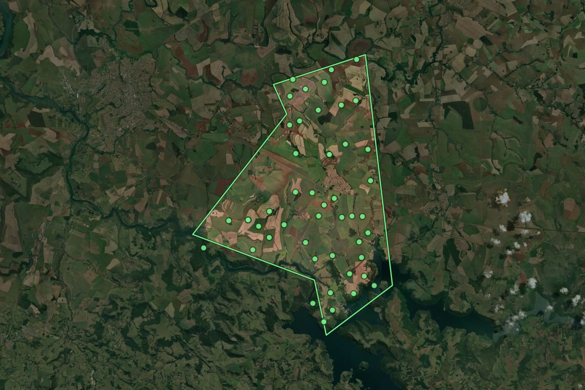Imagem de satélite de Chavantes (SP), com o contorno do município e a posição dos imóveis desta página.