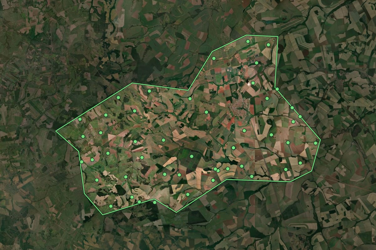 Imagem de satélite de Colina (SP), com o contorno do município e a posição dos imóveis desta página.