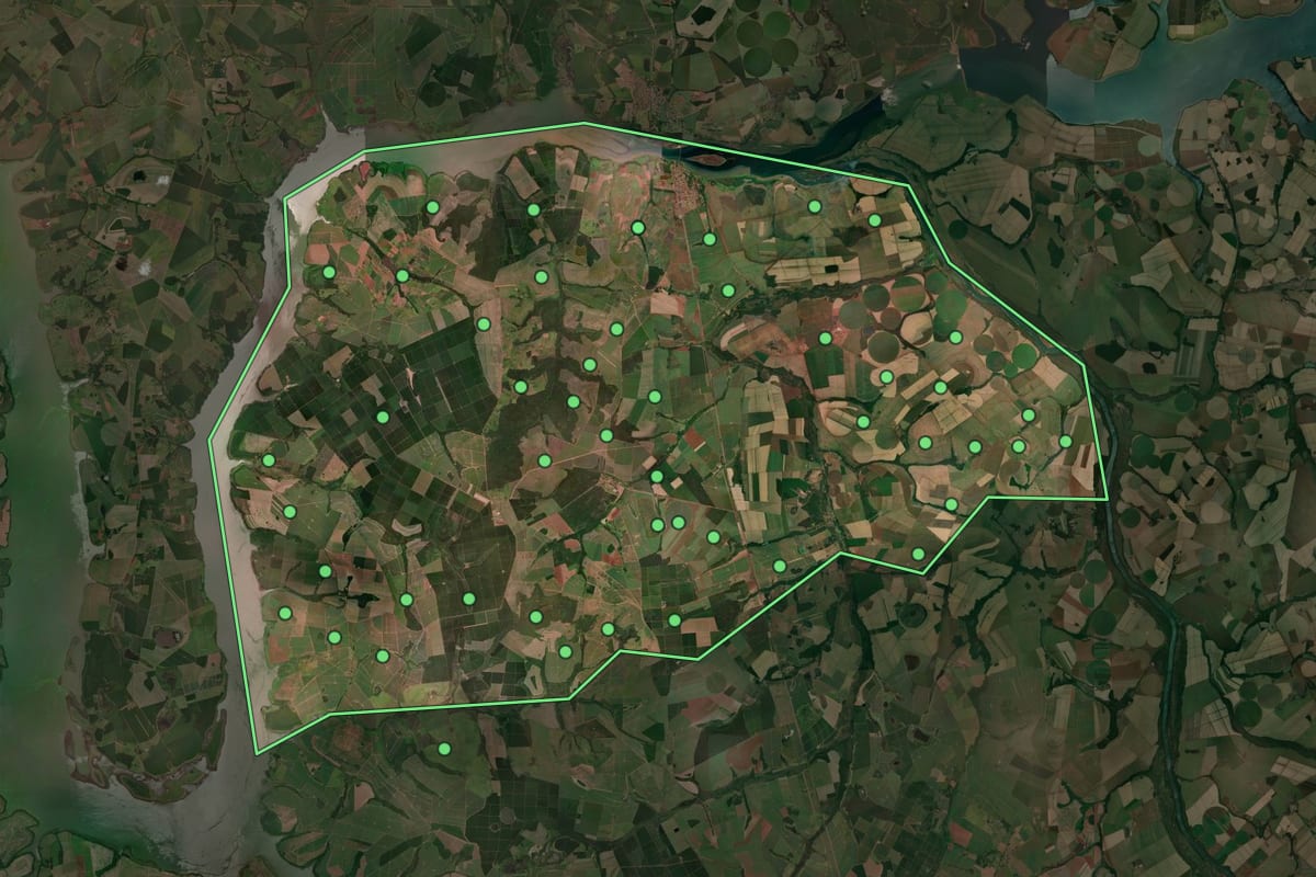 Imagem de satélite de Colômbia (SP), com o contorno do município e a posição dos imóveis desta página.