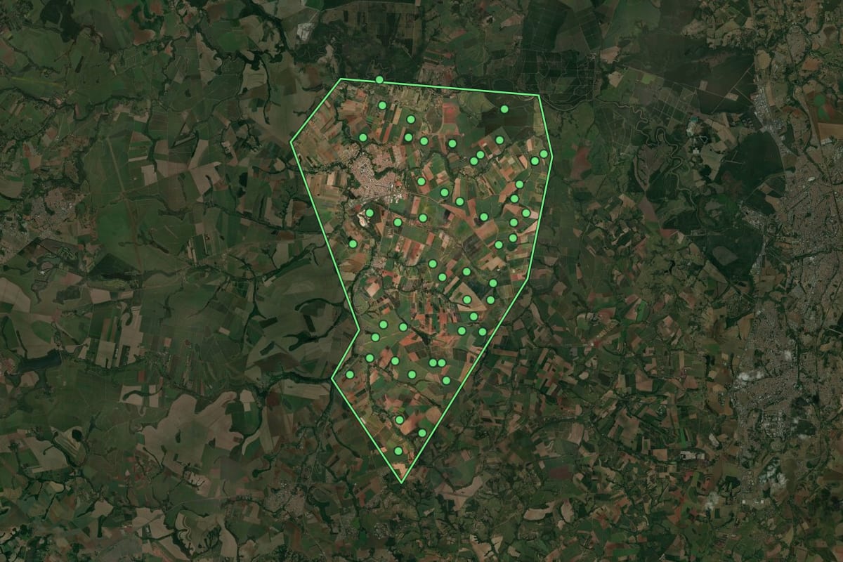 Imagem de satélite de Conchal (SP), com o contorno do município e a posição dos imóveis desta página.
