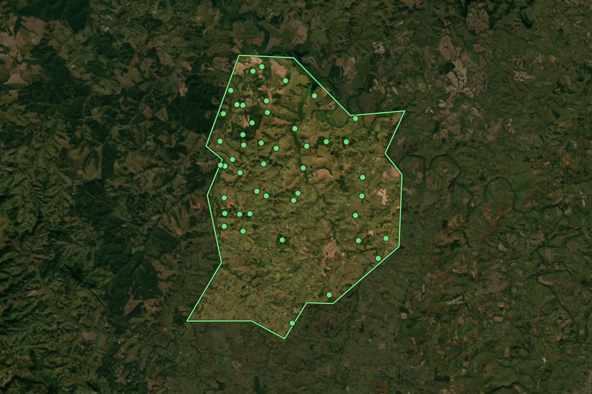 Imagem de satélite de Conchas (SP), com o contorno do município e a posição dos imóveis desta página.