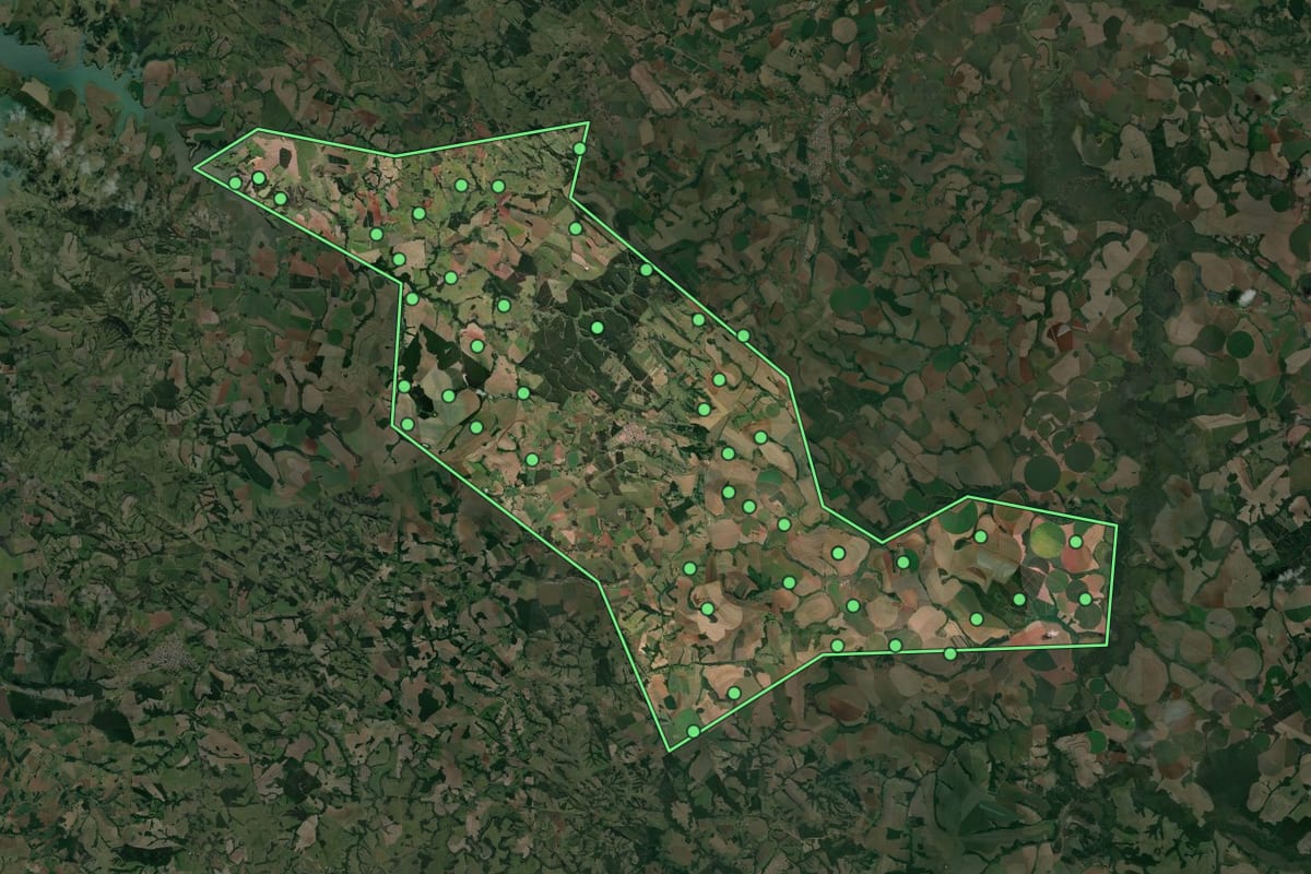 Imagem de satélite de Coronel Macedo (SP), com o contorno do município e a posição dos imóveis desta página.
