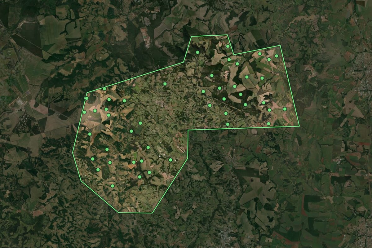 Imagem de satélite de Corumbataí (SP), com o contorno do município e a posição dos imóveis desta página.