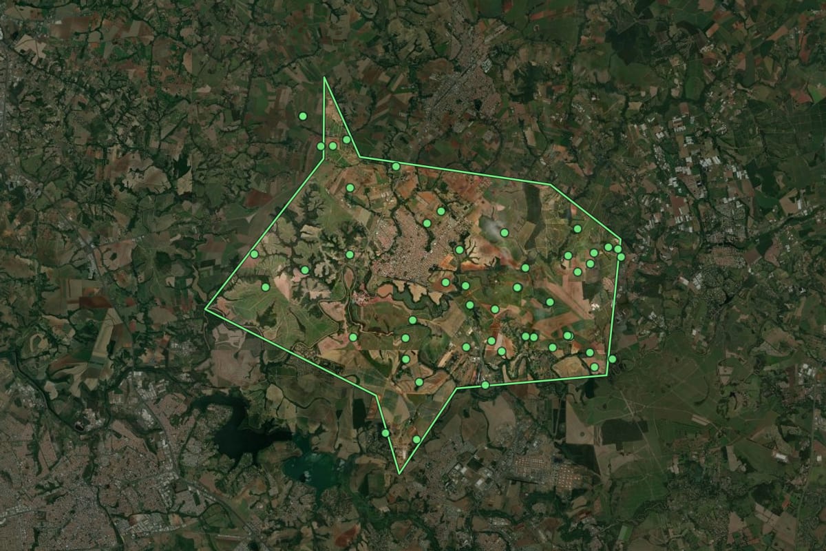 Imagem de satélite de Cosmópolis (SP), com o contorno do município e a posição dos imóveis desta página.