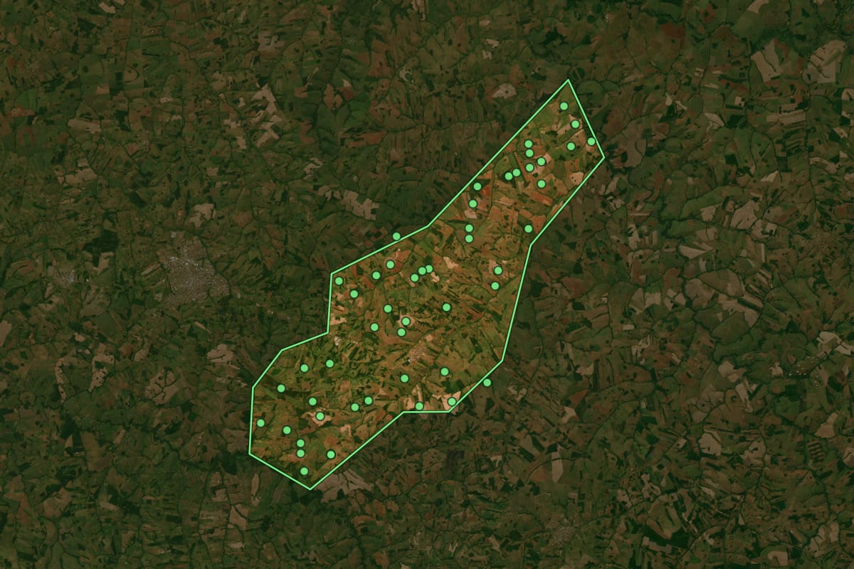 Imagem de satélite de Cosmorama (SP), com o contorno do município e a posição dos imóveis desta página.