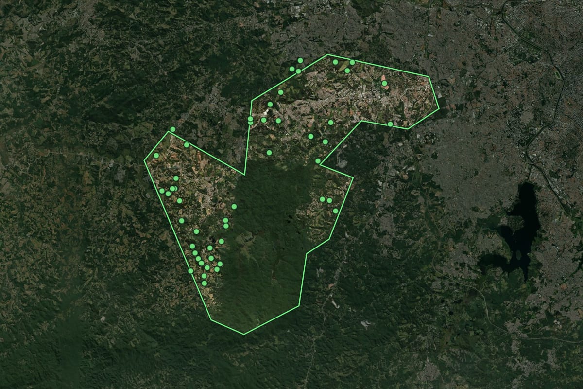 Imagem de satélite de Cotia (SP), com o contorno do município e a posição dos imóveis desta página.