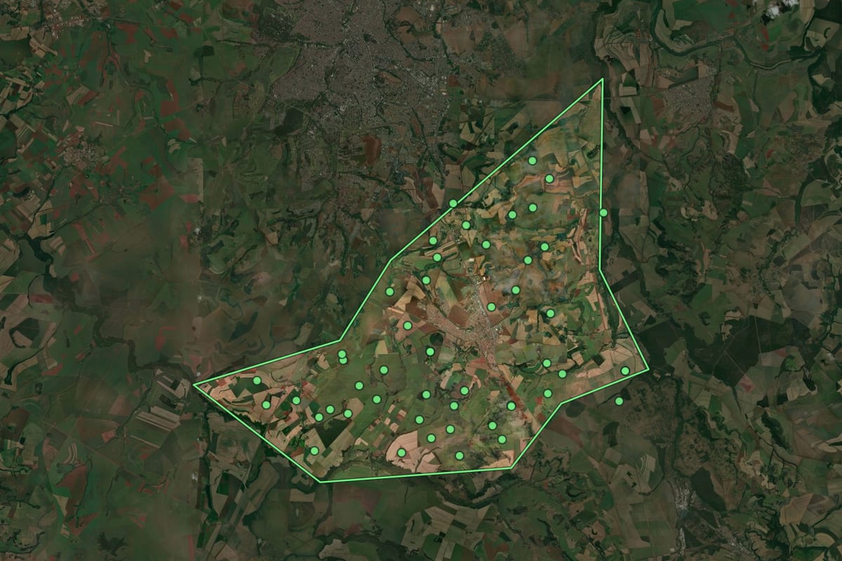 Imagem de satélite de Cravinhos (SP), com o contorno do município e a posição dos imóveis desta página.