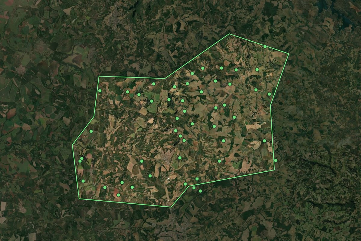 Imagem de satélite de Cristais Paulista (SP), com o contorno do município e a posição dos imóveis desta página.