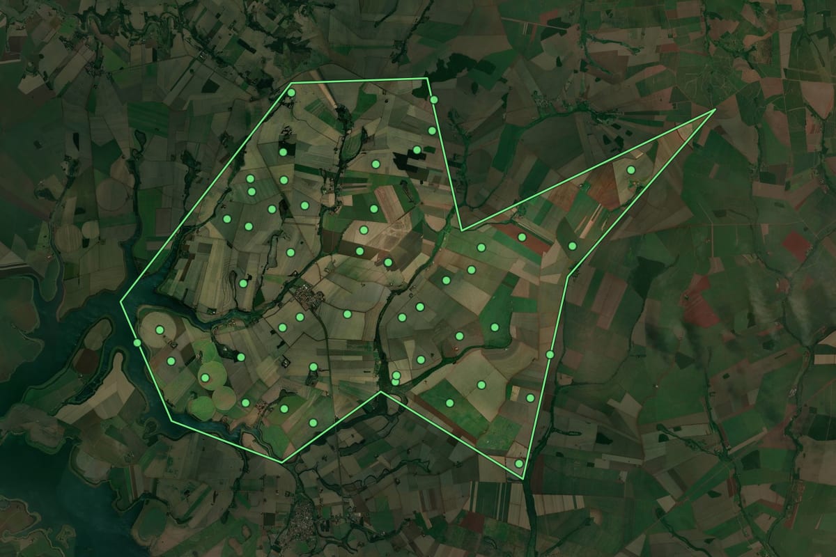 Imagem de satélite de Cruzália (SP), com o contorno do município e a posição dos imóveis desta página.