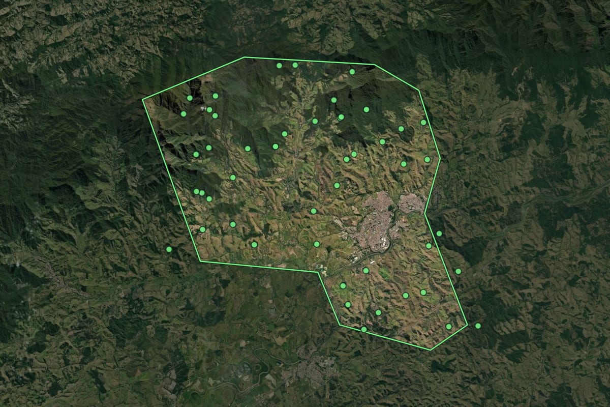 Imagem de satélite de Cruzeiro (SP), com o contorno do município e a posição dos imóveis desta página.
