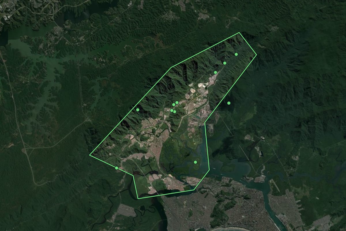 Imagem de satélite de Cubatão (SP), com o contorno do município e a posição dos imóveis desta página.