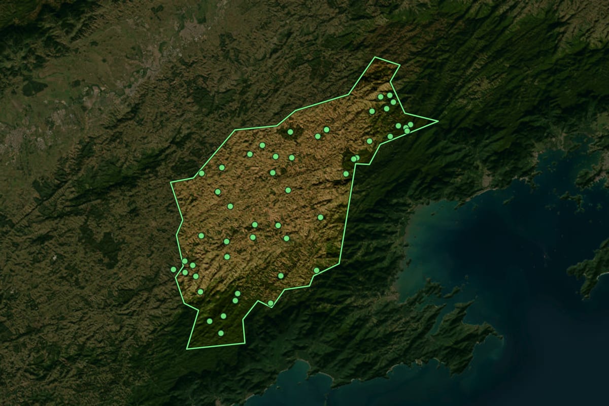 Imagem de satélite de Cunha (SP), com o contorno do município e a posição dos imóveis desta página.