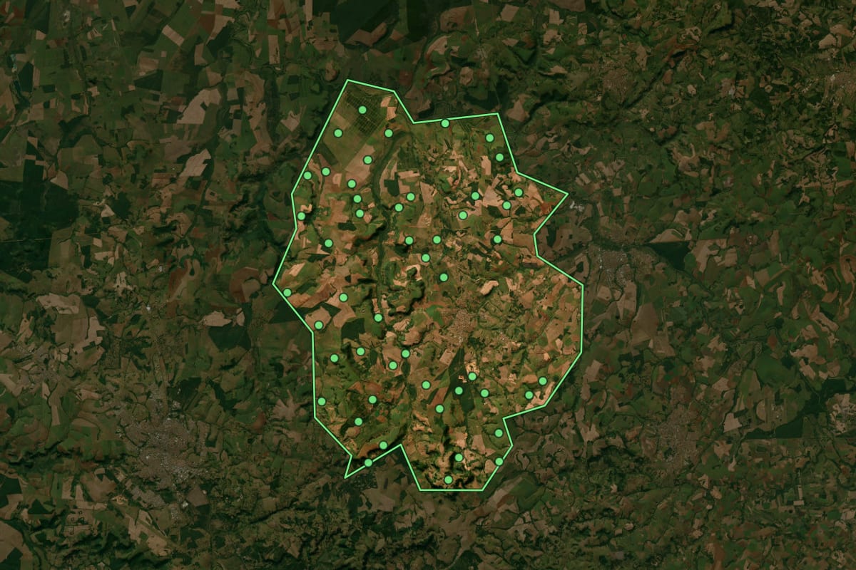 Imagem de satélite de Descalvado (SP), com o contorno do município e a posição dos imóveis desta página.