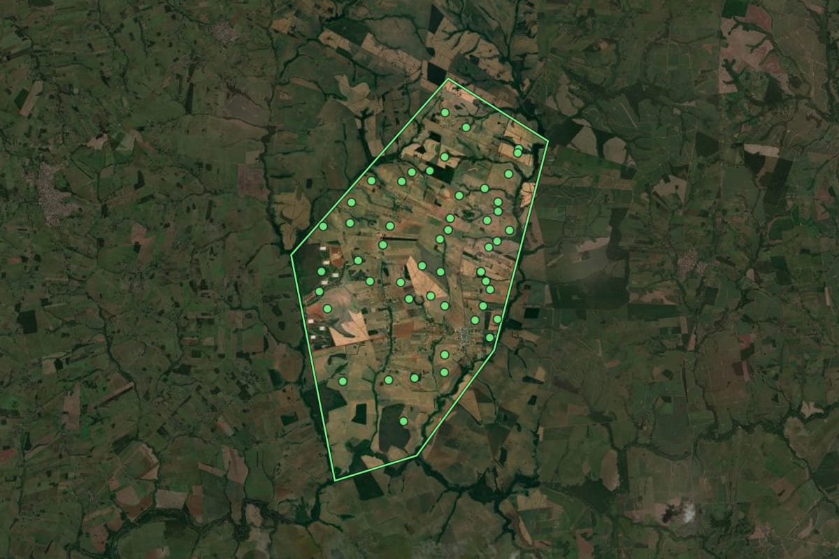Imagem de satélite de Dirce Reis (SP), com o contorno do município e a posição dos imóveis desta página.