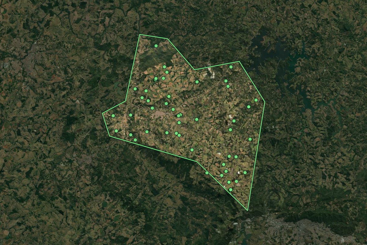 Imagem de satélite de Divinolândia (SP), com o contorno do município e a posição dos imóveis desta página.
