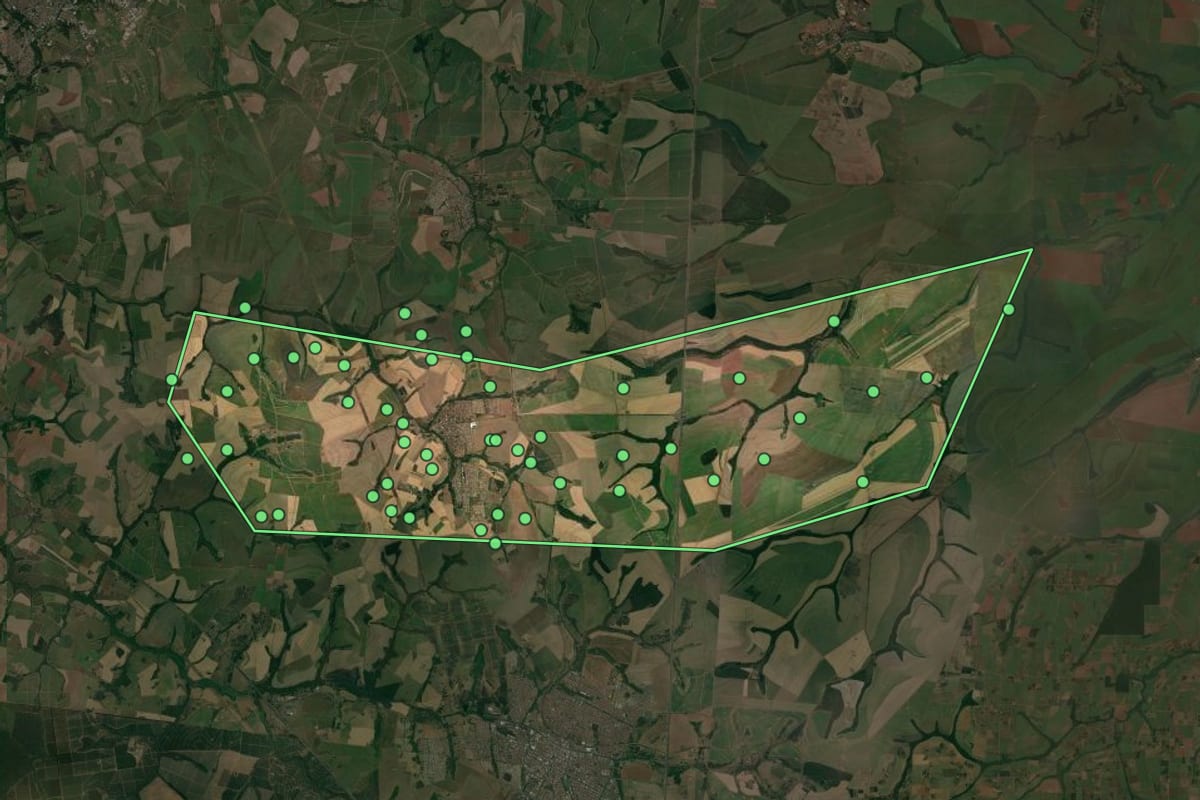 Imagem de satélite de Dobrada (SP), com o contorno do município e a posição dos imóveis desta página.