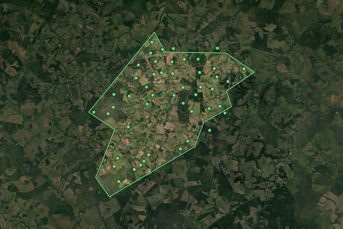 Imagem de satélite de Duartina (SP), com o contorno do município e a posição dos imóveis desta página.