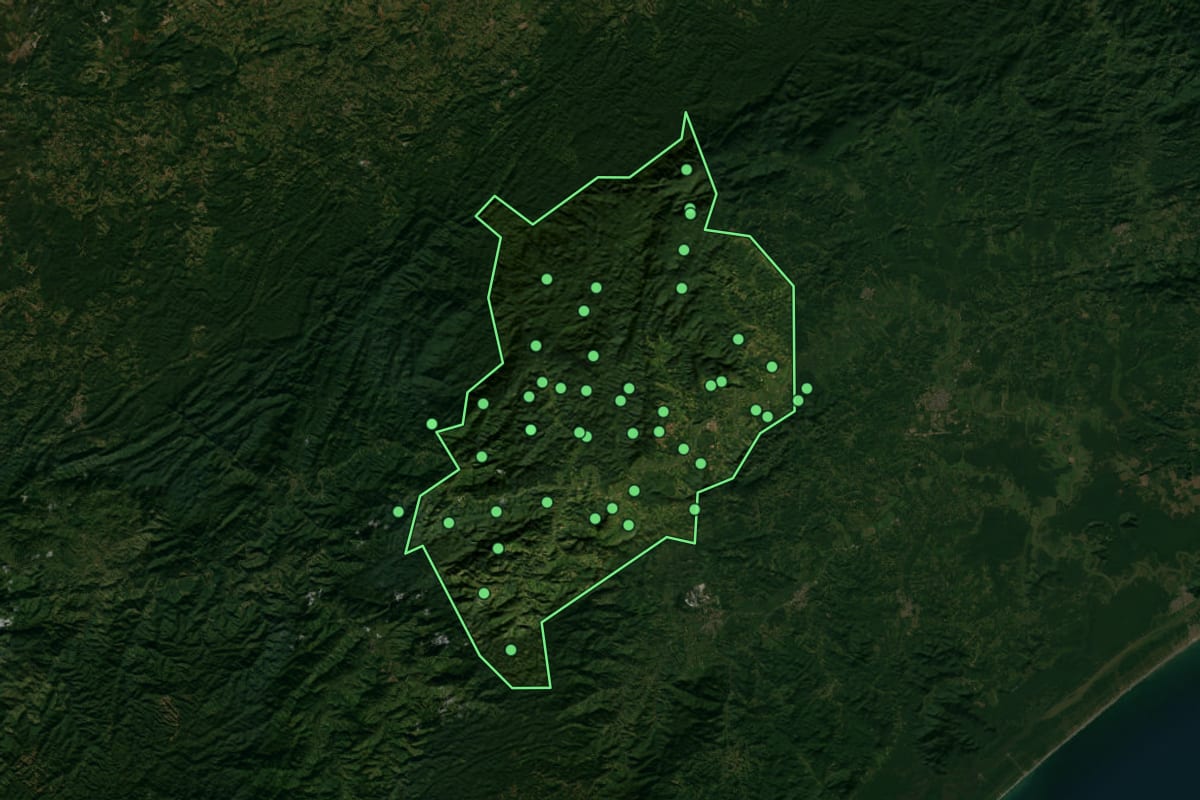 Imagem de satélite de Eldorado (SP), com o contorno do município e a posição dos imóveis desta página.