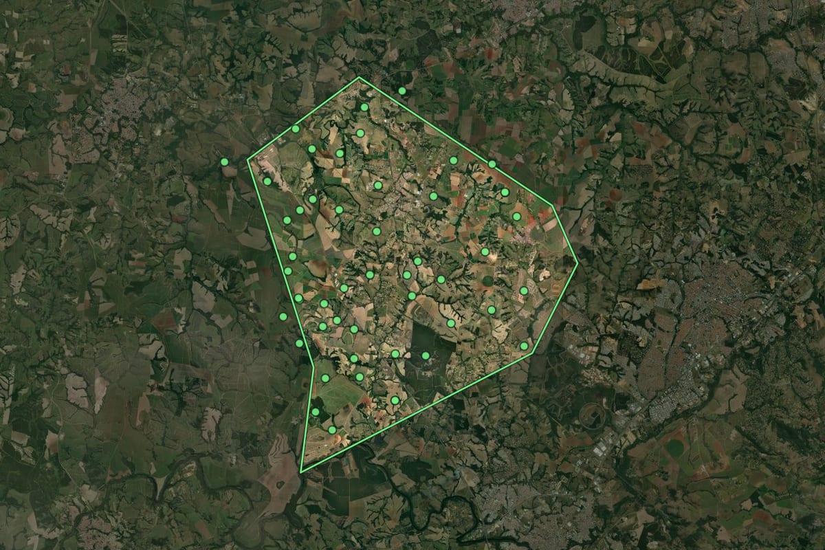 Imagem de satélite de Elias Fausto (SP), com o contorno do município e a posição dos imóveis desta página.