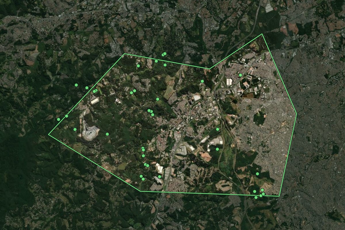 Imagem de satélite de Embu das Artes (SP), com o contorno do município e a posição dos imóveis desta página.