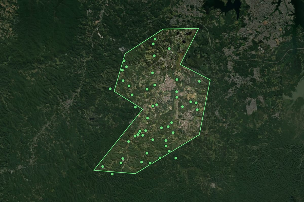 Imagem de satélite de Embu-Guaçu (SP), com o contorno do município e a posição dos imóveis desta página.