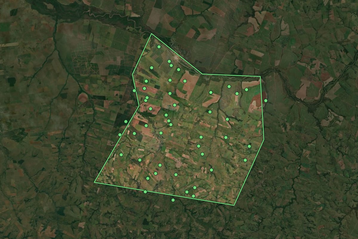 Imagem de satélite de Emilianópolis (SP), com o contorno do município e a posição dos imóveis desta página.