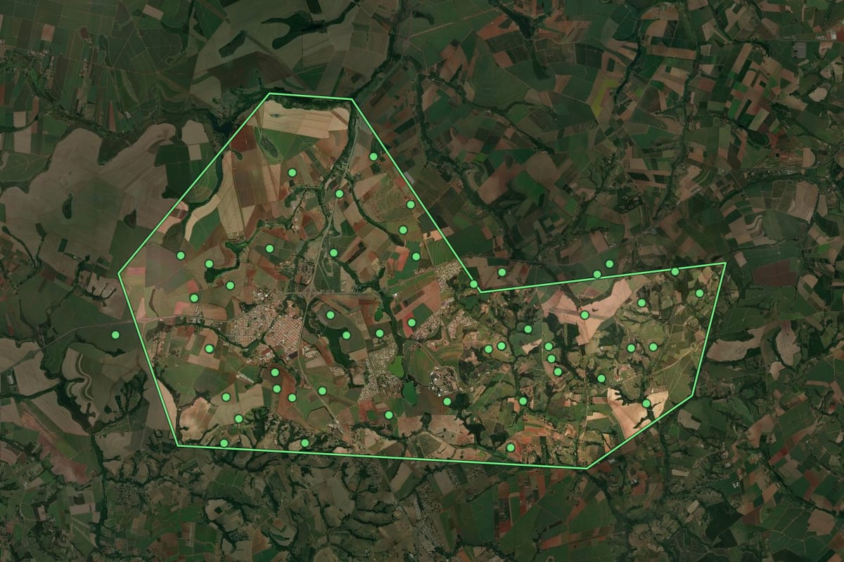 Imagem de satélite de Engenheiro Coelho (SP), com o contorno do município e a posição dos imóveis desta página.