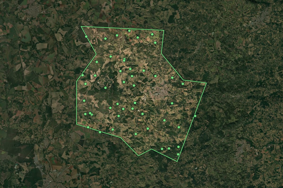 Imagem de satélite de Espírito Santo do Pinhal (SP), com o contorno do município e a posição dos imóveis desta página.