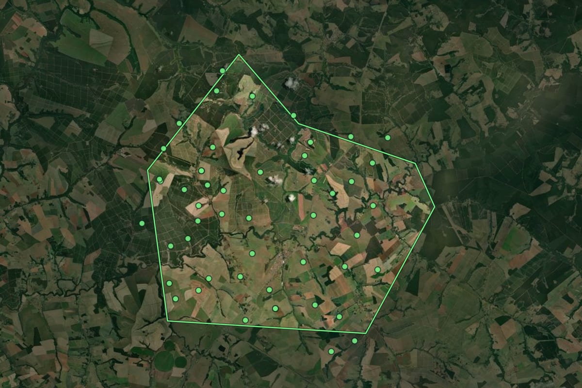 Imagem de satélite de Espírito Santo do Turvo (SP), com o contorno do município e a posição dos imóveis desta página.