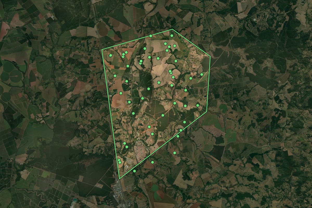 Imagem de satélite de Estiva Gerbi (SP), com o contorno do município e a posição dos imóveis desta página.
