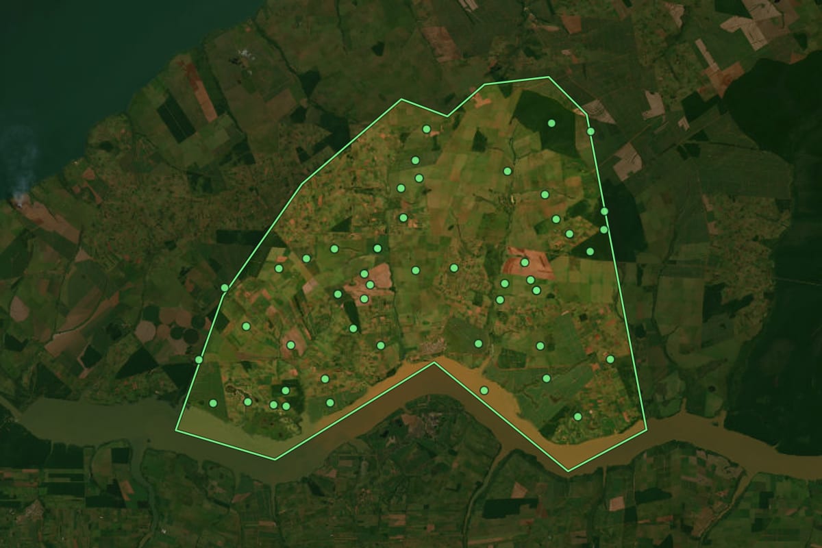Imagem de satélite de Euclides da Cunha Paulista (SP), com o contorno do município e a posição dos imóveis desta página.