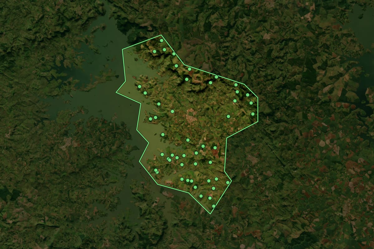 Imagem de satélite de Fartura (SP), com o contorno do município e a posição dos imóveis desta página.