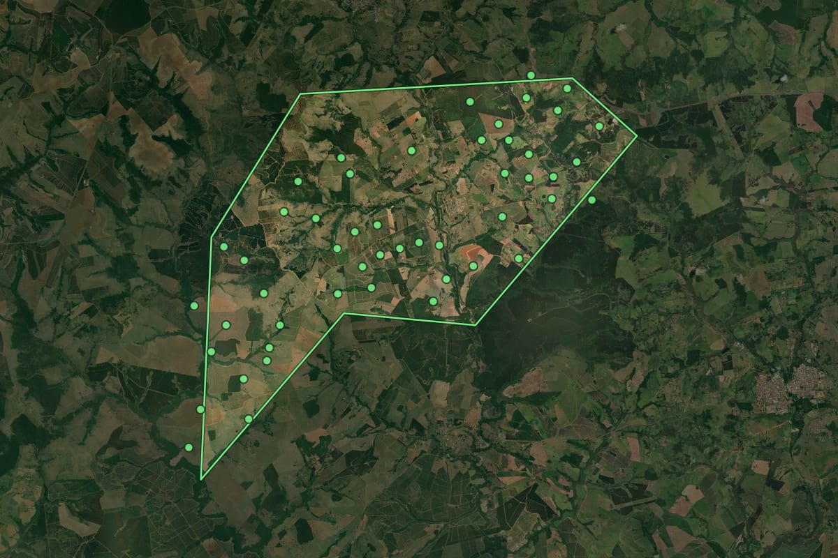 Imagem de satélite de Fernão (SP), com o contorno do município e a posição dos imóveis desta página.
