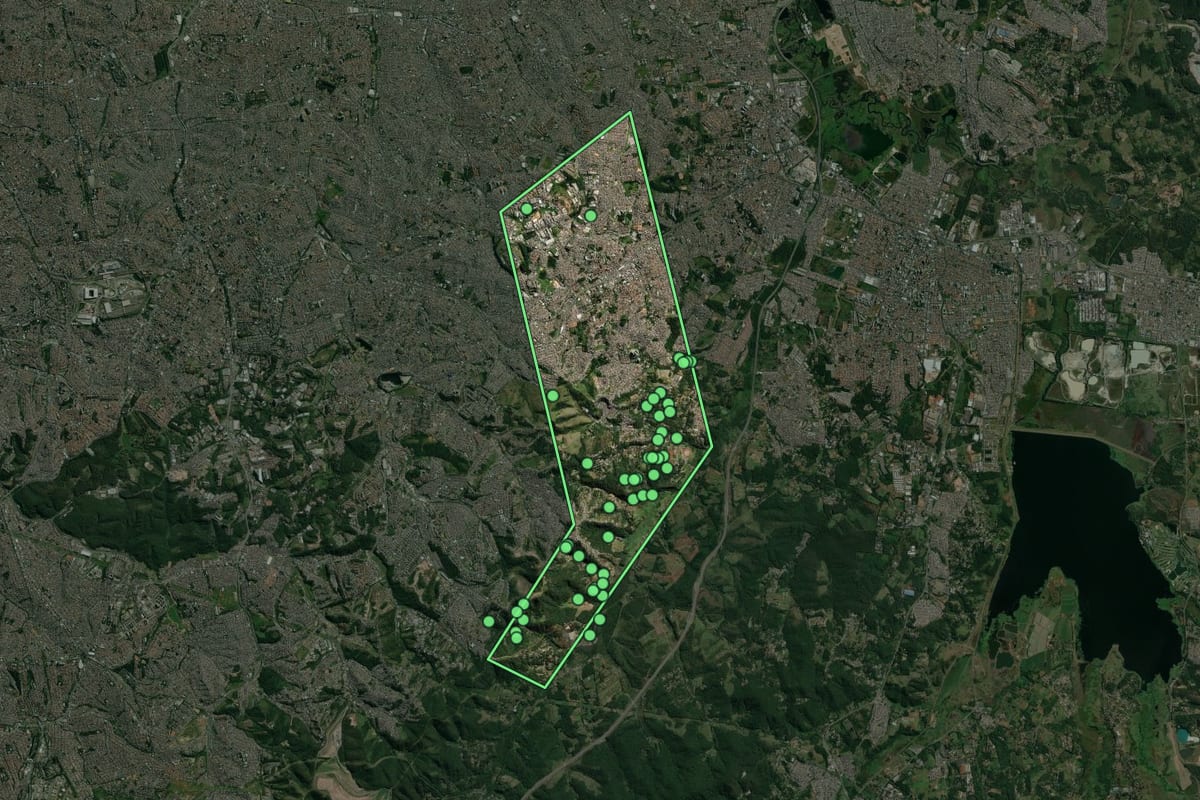 Imagem de satélite de Ferraz de Vasconcelos (SP), com o contorno do município e a posição dos imóveis desta página.