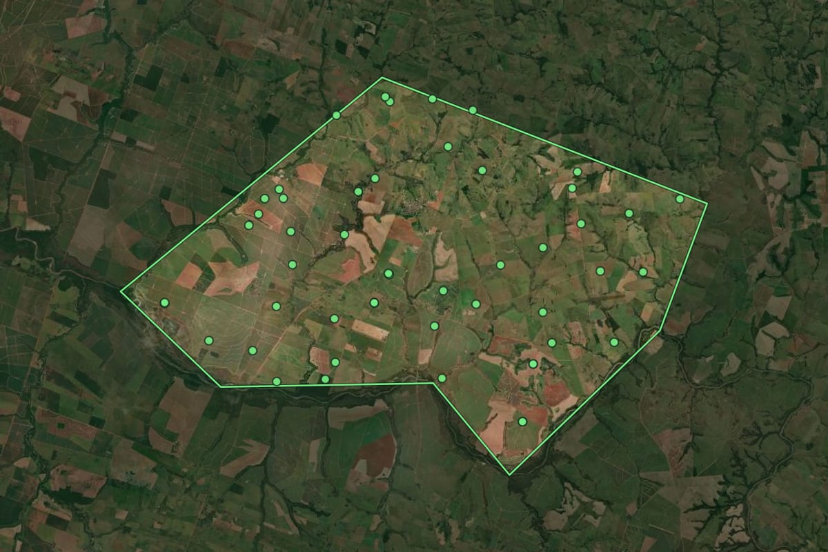 Imagem de satélite de Flora Rica (SP), com o contorno do município e a posição dos imóveis desta página.