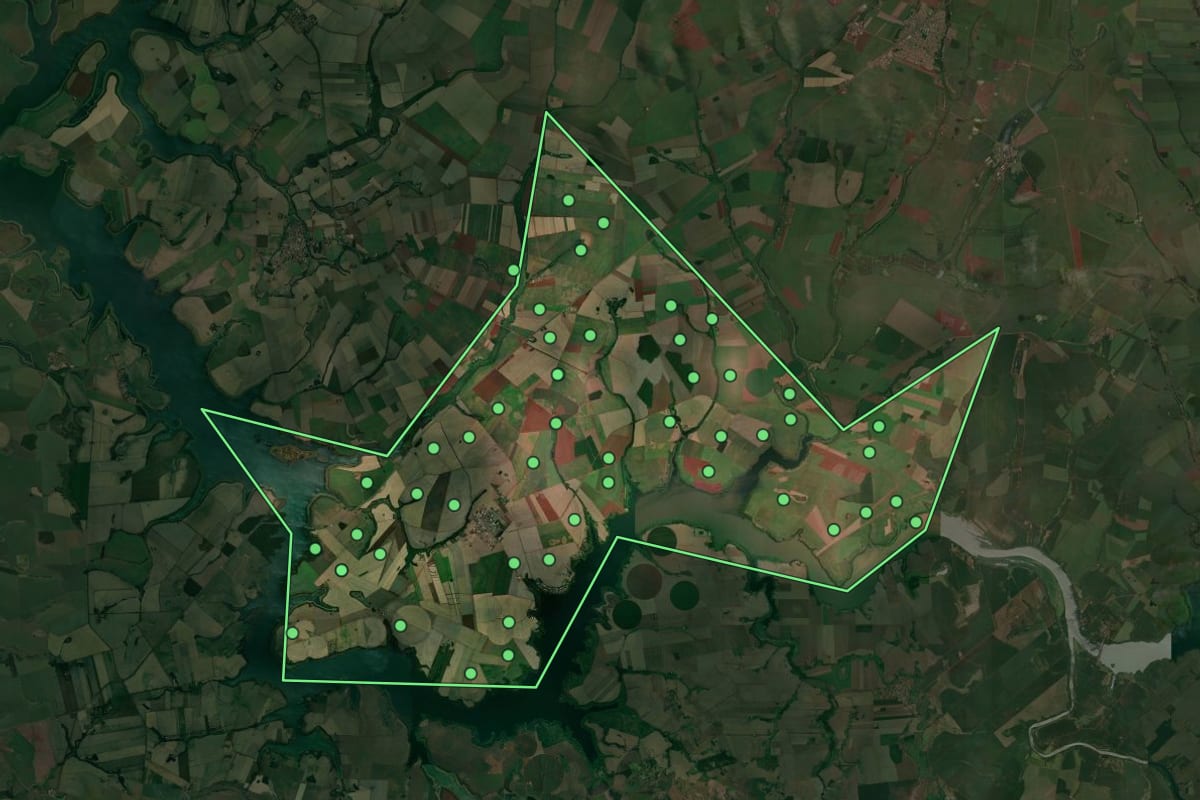 Imagem de satélite de Florínea (SP), com o contorno do município e a posição dos imóveis desta página.
