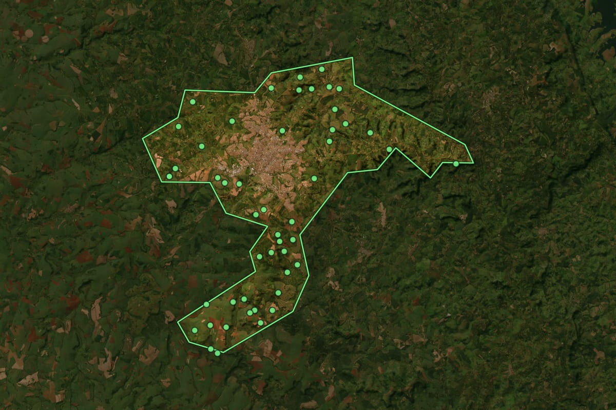Imagem de satélite de Franca (SP), com o contorno do município e a posição dos imóveis desta página.