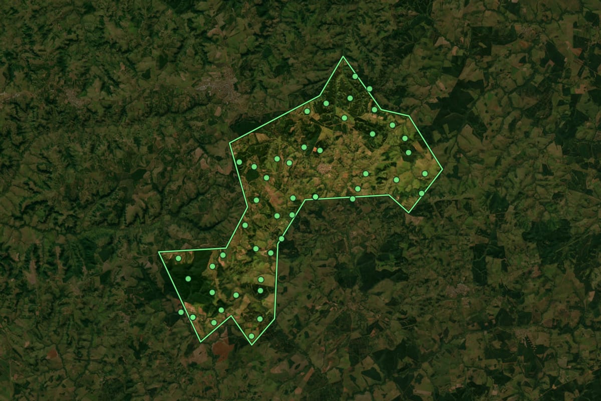 Imagem de satélite de Gália (SP), com o contorno do município e a posição dos imóveis desta página.