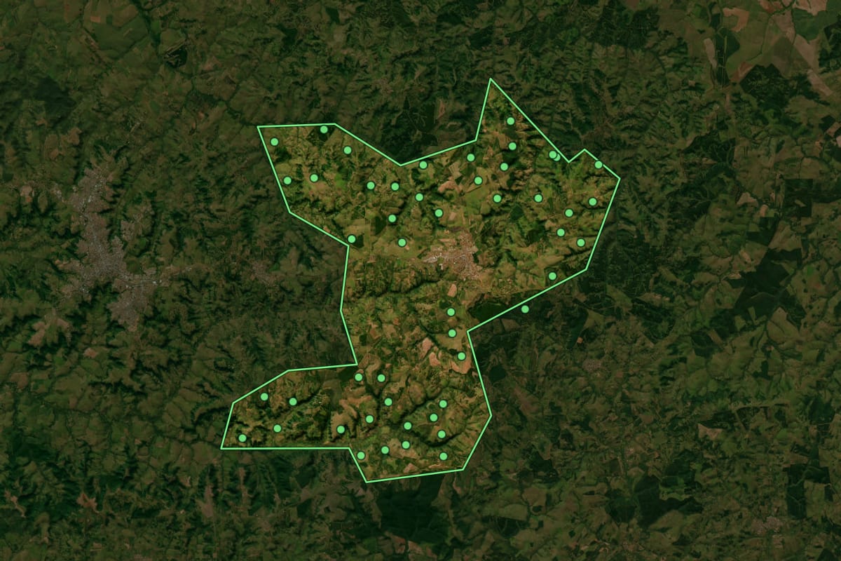 Imagem de satélite de Garça (SP), com o contorno do município e a posição dos imóveis desta página.