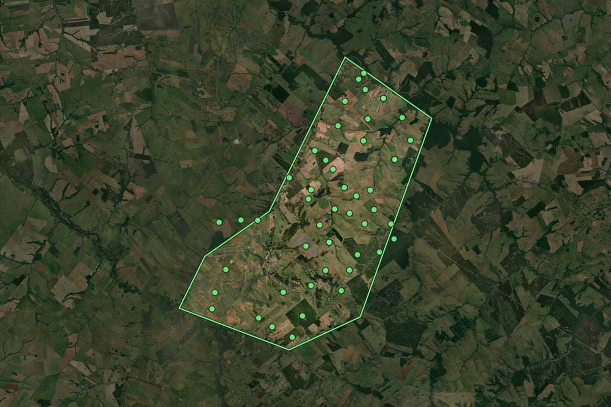 Imagem de satélite de Guaimbê (SP), com o contorno do município e a posição dos imóveis desta página.