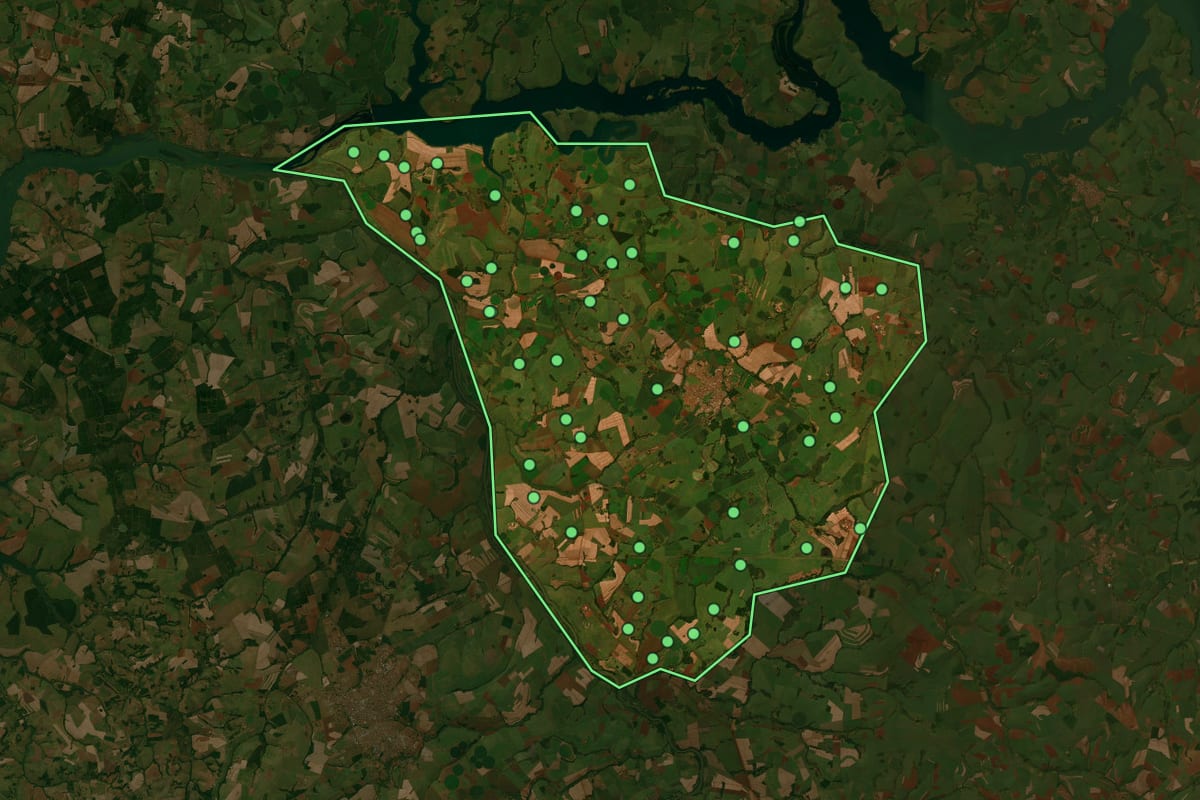 Imagem de satélite de Guaíra (SP), com o contorno do município e a posição dos imóveis desta página.