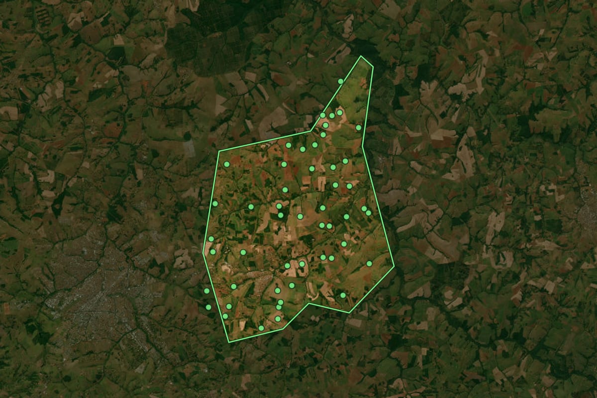 Imagem de satélite de Guapiaçu (SP), com o contorno do município e a posição dos imóveis desta página.